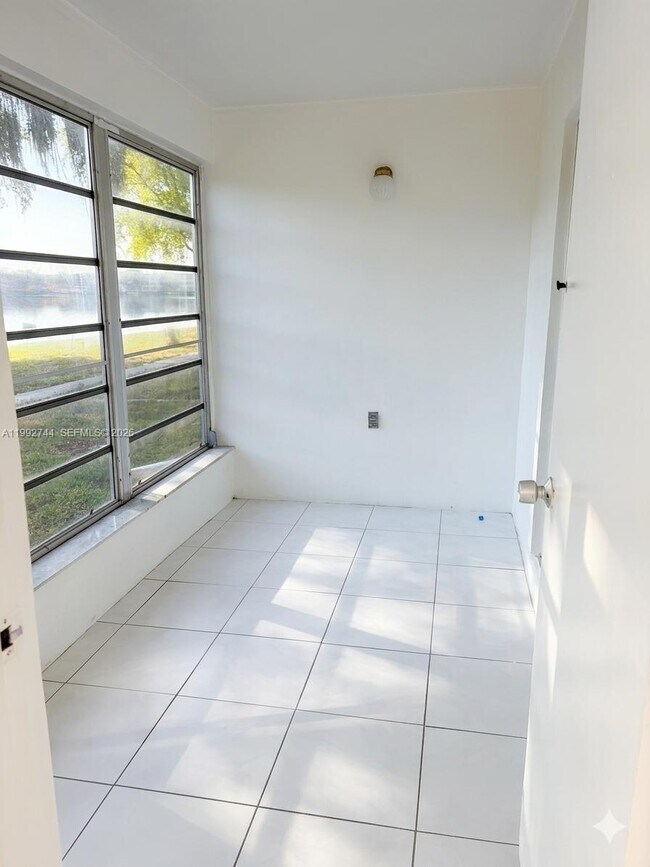 Building Photo - 19051 NE 2nd Ave