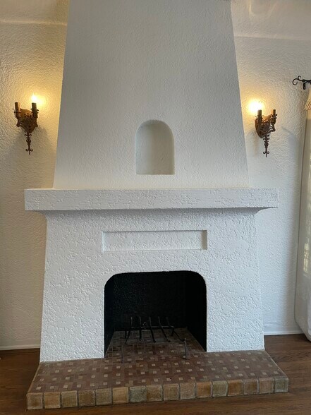 Faux fireplace - 616 Magnolia Ave