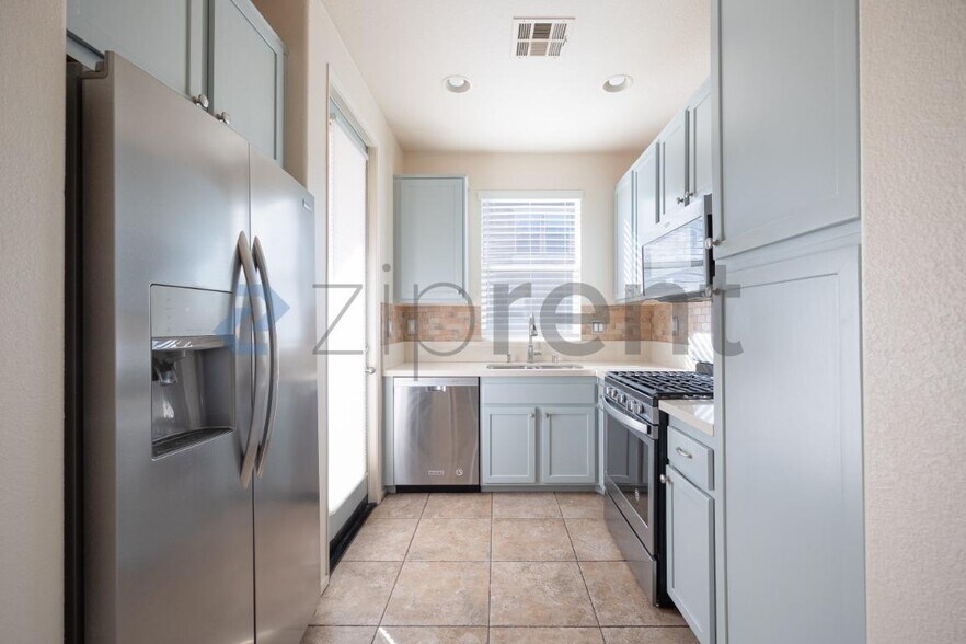 Building Photo - Unit