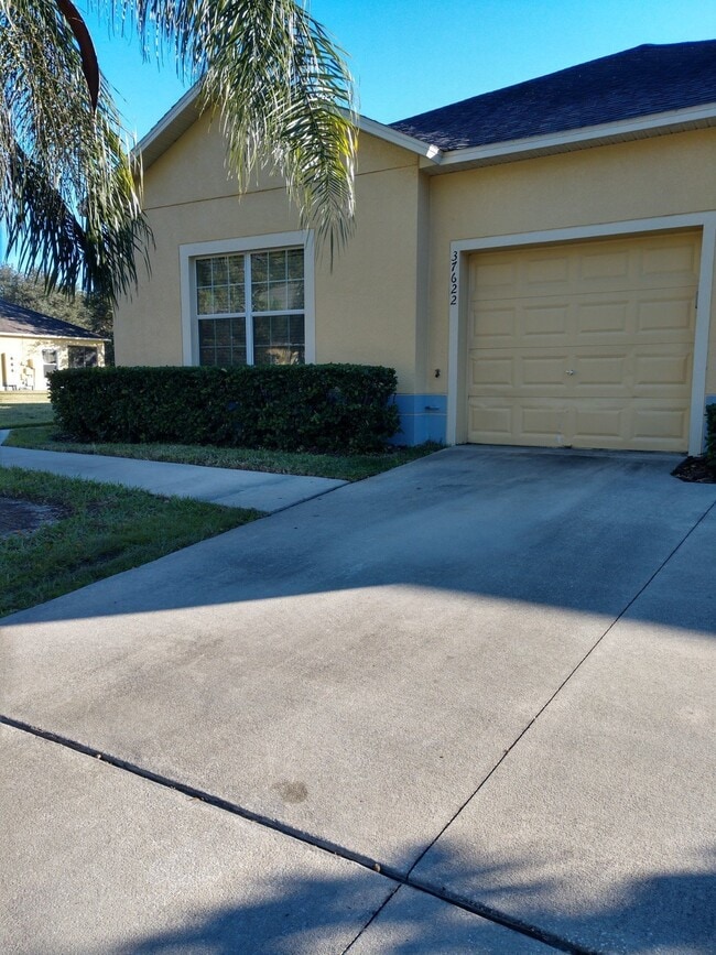 Building Photo - Spacious 3 bedroom, 2 bath corner unit.