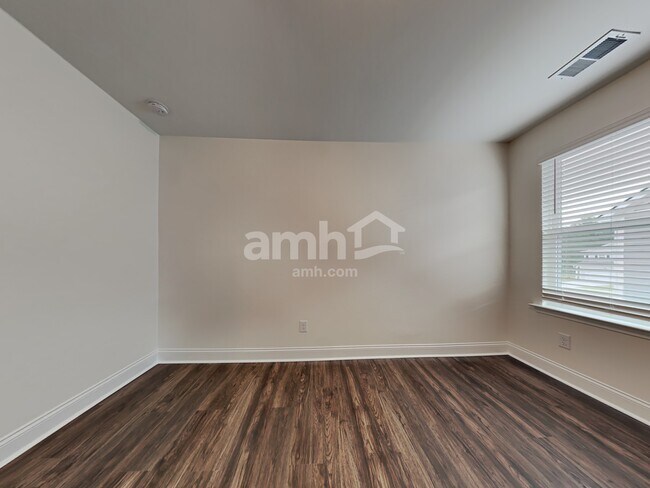 Building Photo - 116 Thatchet Dr