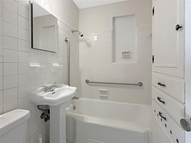 Building Photo - 4207 Wilshire Pkwy