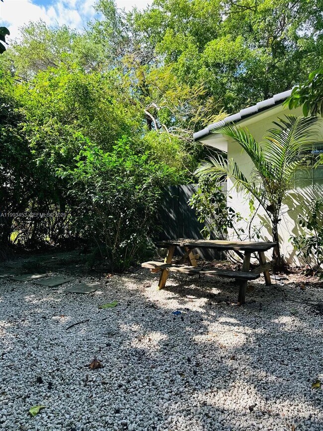 Building Photo - 1002 NE 119th St