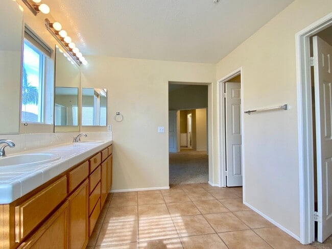 Building Photo - Extremely spacious four bedroom With Oxnard home