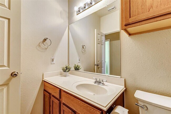 Building Photo - 6303 Applewood Forest Dr