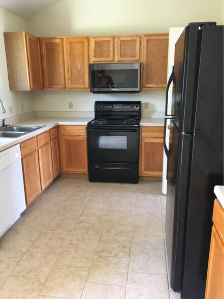 Building Photo - 1096 Squire Dr