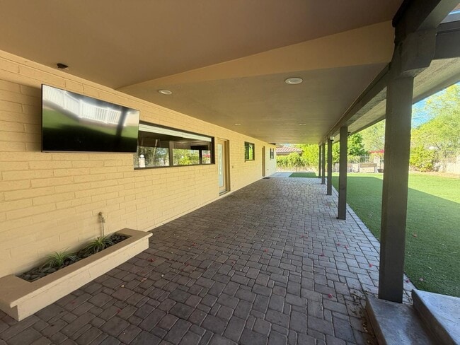 Building Photo - 9225 N Arroya Vista Dr W