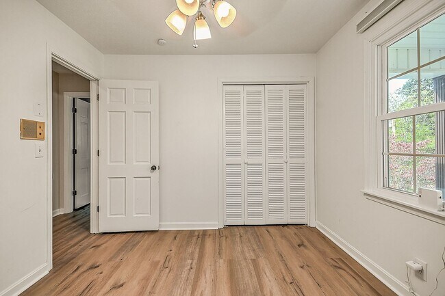 Building Photo - Beautiful split foyer home in Colonial Hei...