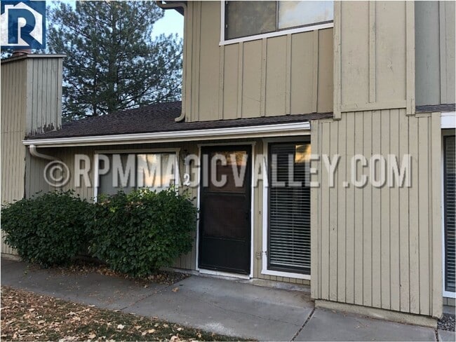 Building Photo - 747 Meadows Dr