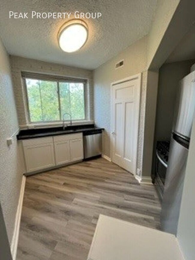 Building Photo - 2560 Woodburn Ave