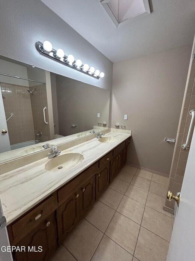 Building Photo - 5125 Sweetwater Dr