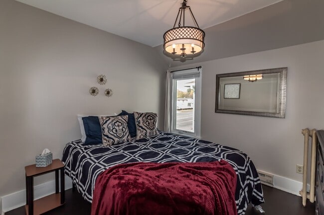 Building Photo - 714 N Broadway Ave