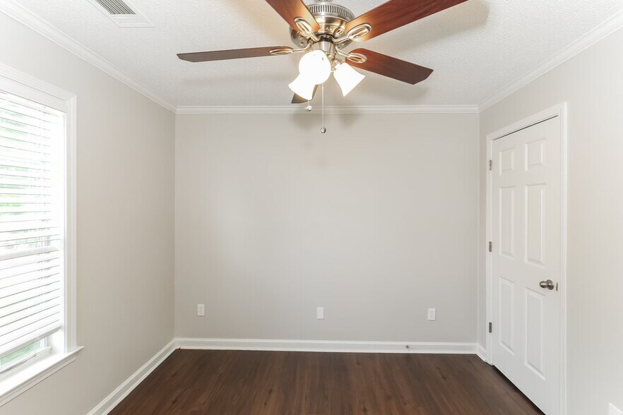 Building Photo - 7780 Meadow Vale Dr