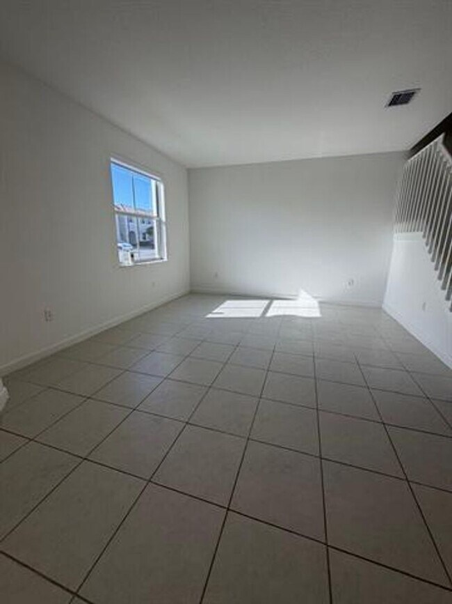 Building Photo - 2885 SE 25th Ave