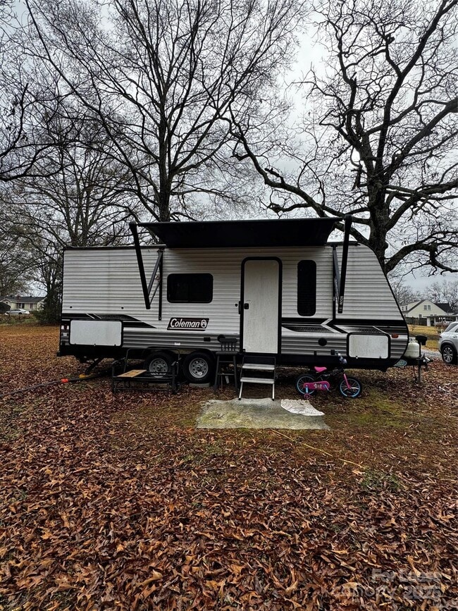 Building Photo - 404 Moss Springs Rd