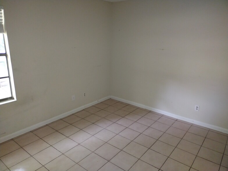 Building Photo - 810 Meadowbrook Dr