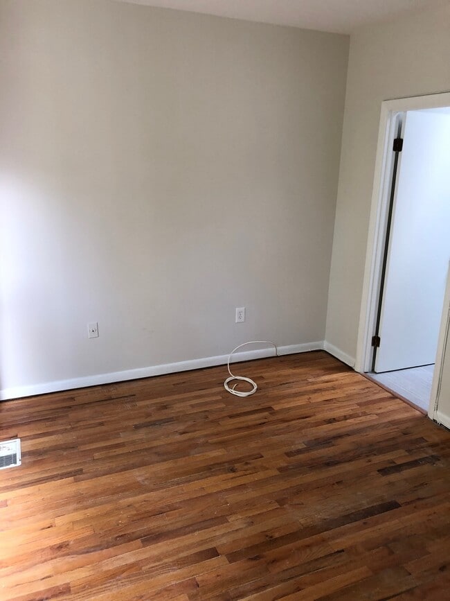 Building Photo - West End Giant