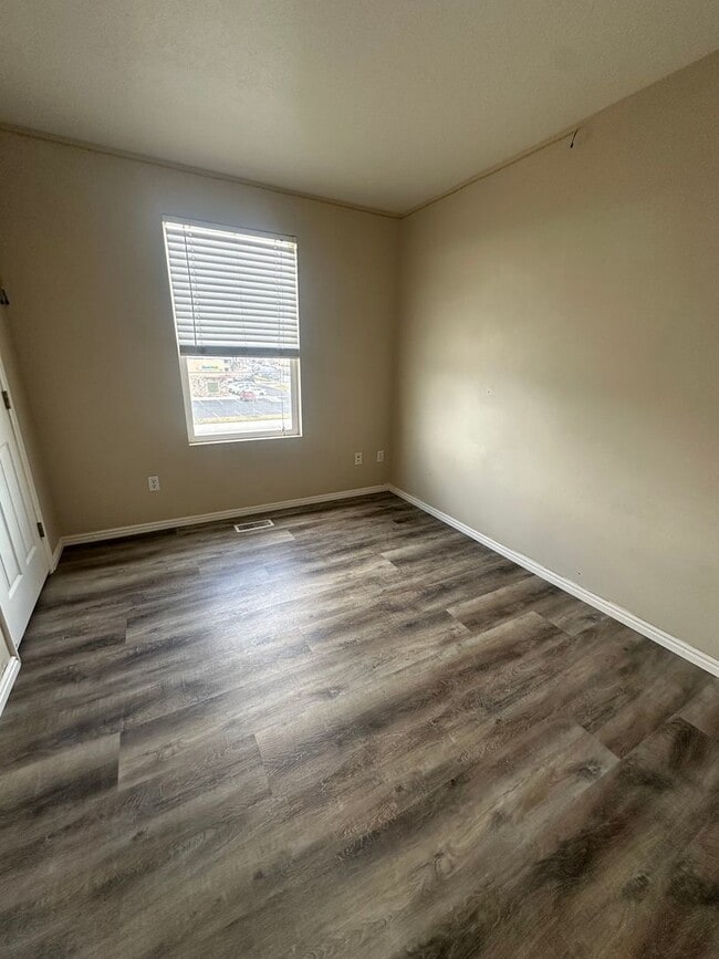 Building Photo - BEAUIFUL TOWNHOME!!!