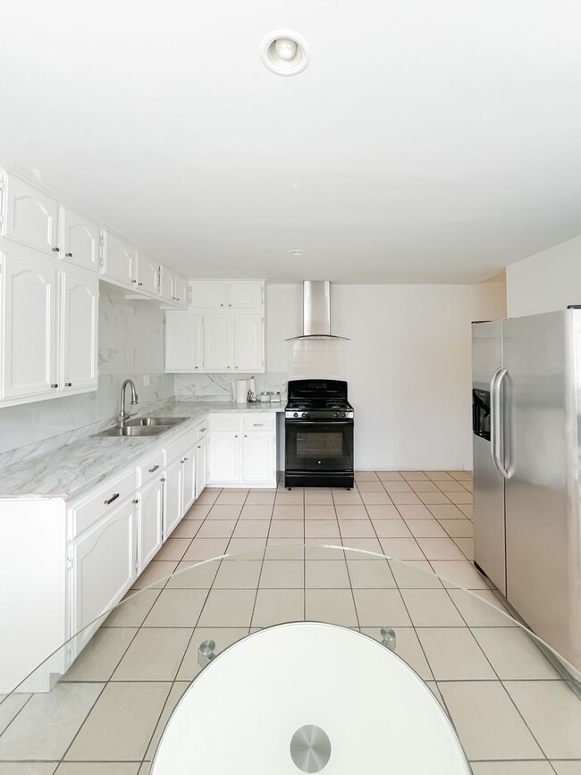 Building Photo - 807 Wilton Pl