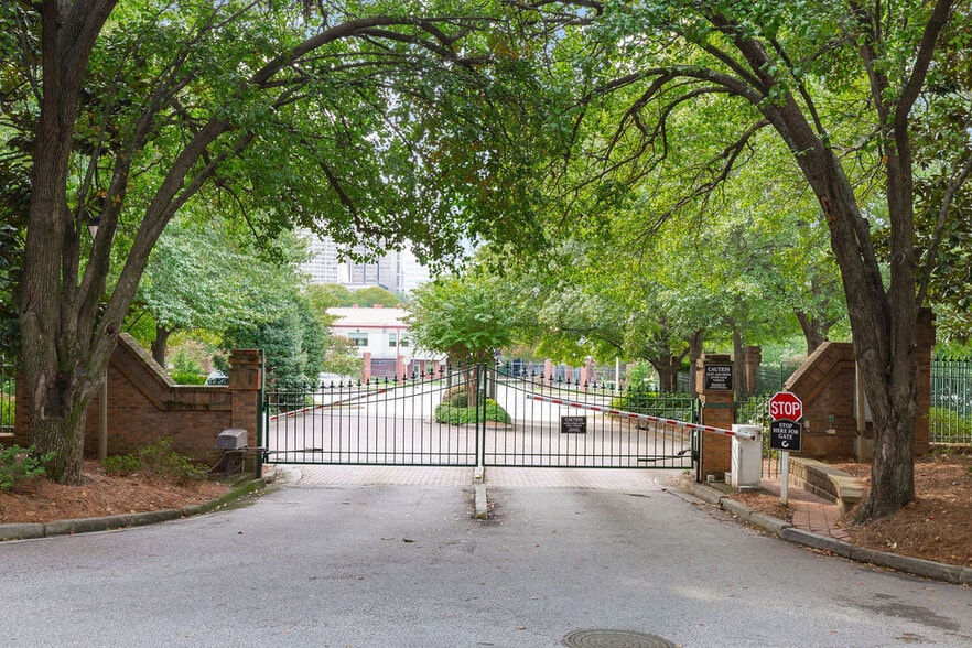 Building Photo - 133 McGill Park Ave NE