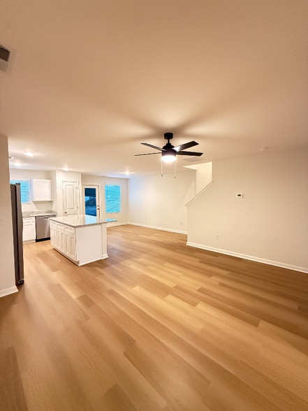 Building Photo - 44 W Farley Dr