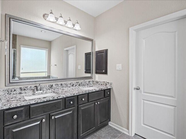 Building Photo - 1614 Mahan Dr