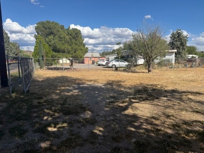 Building Photo - 3 Bedroom Spacious Home - Contact Property Pros