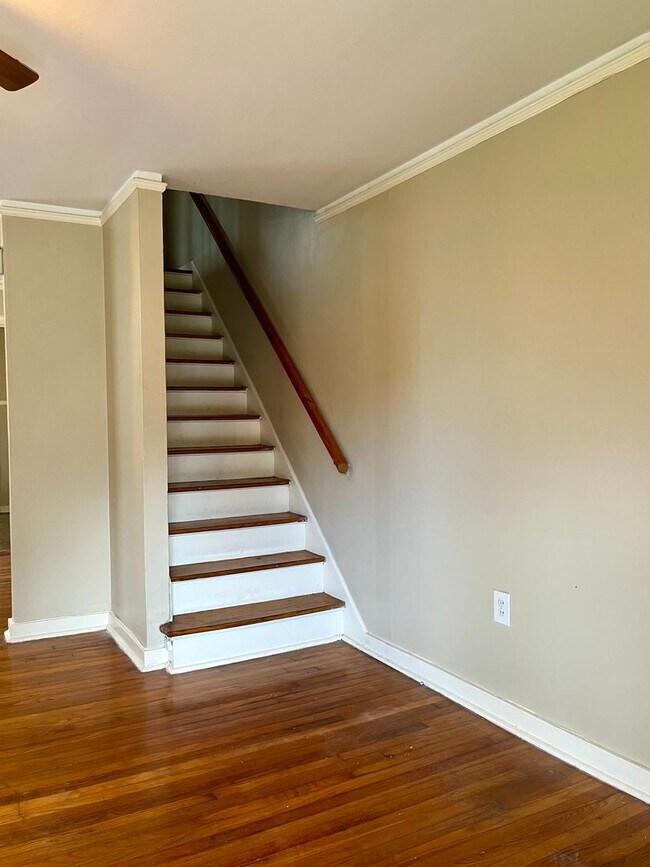 Building Photo - Great location in Garden District seconds from Downtown and LSU!