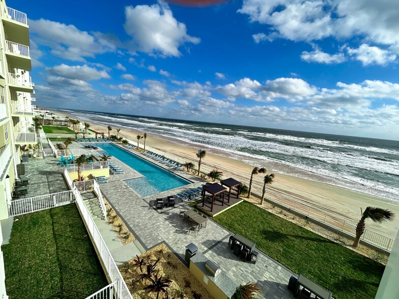 Feel the ocean breeze at this oceanfront oasis! - Triton Cay - Daytona