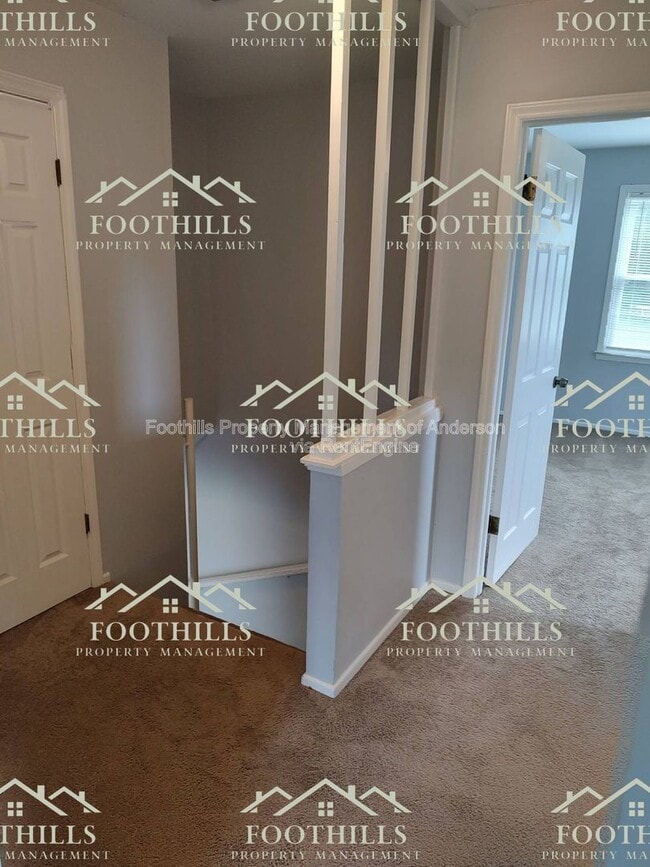 Building Photo - 213 Lake Forest Cir