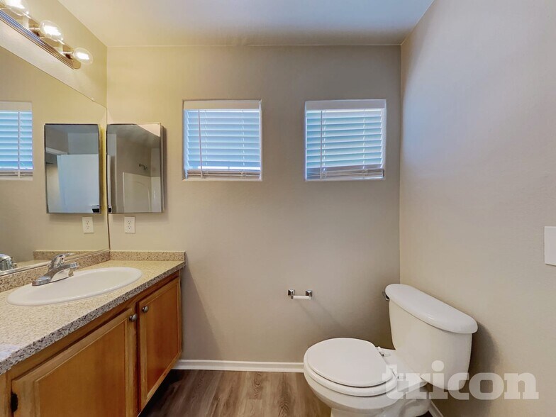 Building Photo - 1092 Country Coach Dr