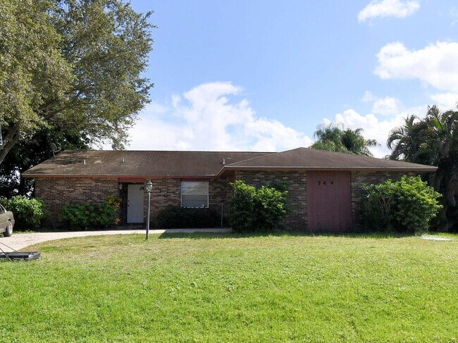 Primary Photo - 744 SE Fallon Dr
