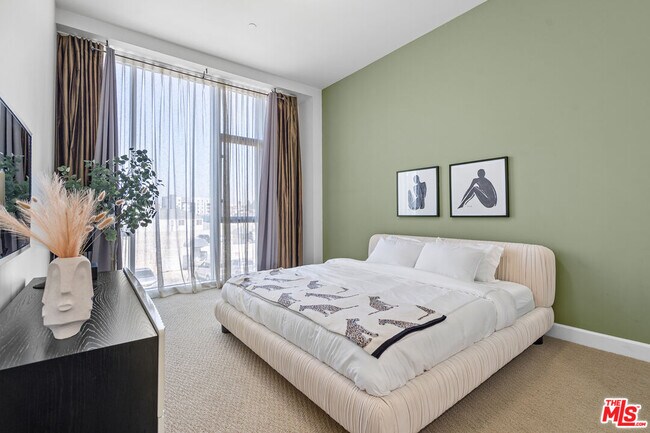 Building Photo - 3223 W 6th St