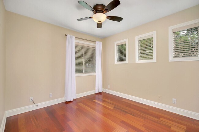 Building Photo - Modern Comfort in a Prime Location – 2BR T...