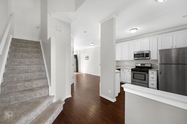 Building Photo - Gorgeous and Updated Large 2 Bedroom / 1.5 Bath Townhome in Grayslake!