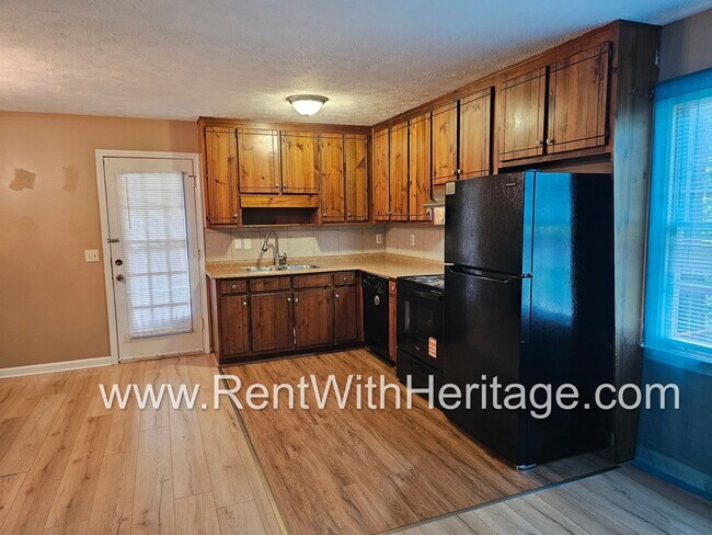 Building Photo - GREAT HOME / 3 BEDROOMS AND BONUS ROOM / GREAT LOCATION /  PRIVATE FENCED YARD