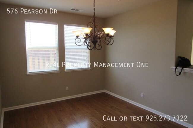 Building Photo - 576 Pearson Dr
