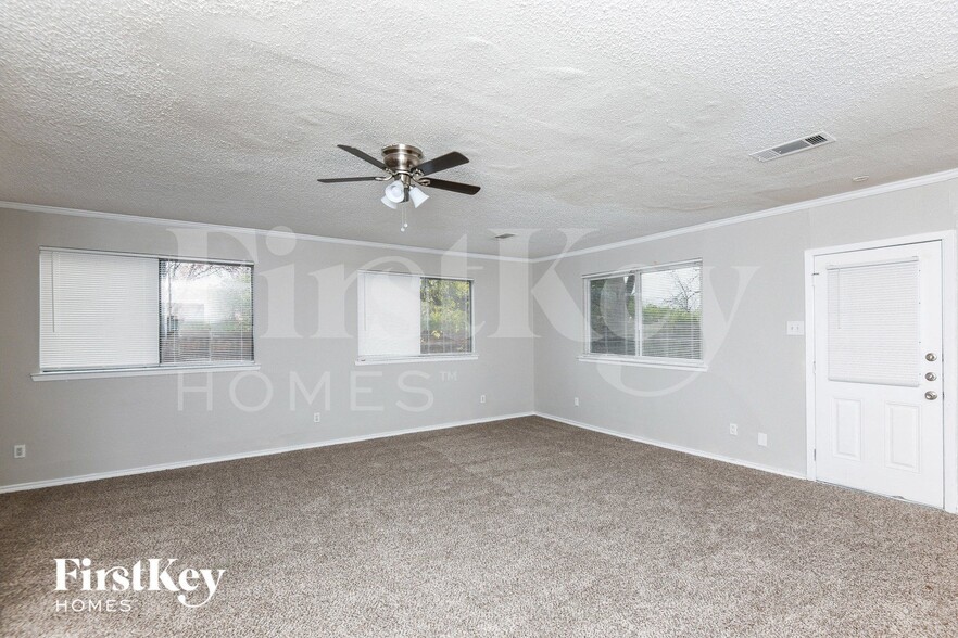 Building Photo - 3630 Williamsburg Dr