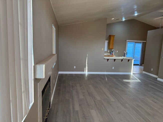 Building Photo - 2 Bedroom FAST MOVE IN!