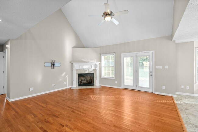 Building Photo - Pet Friendly Three Bedroom with Bonus!