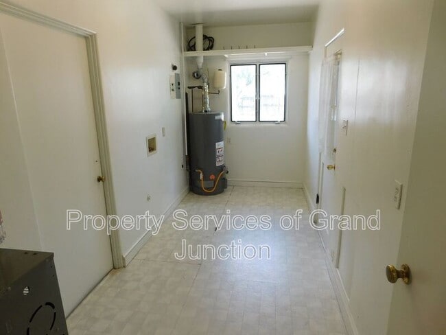 Building Photo - 742 Bunting Ave