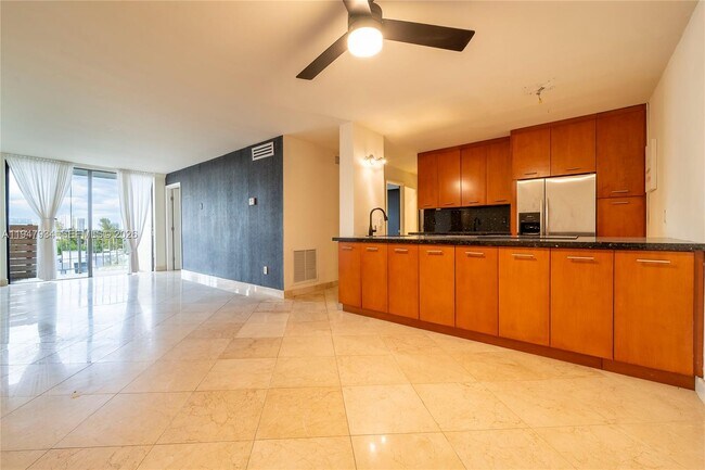 Building Photo - 2350 NE 135th St