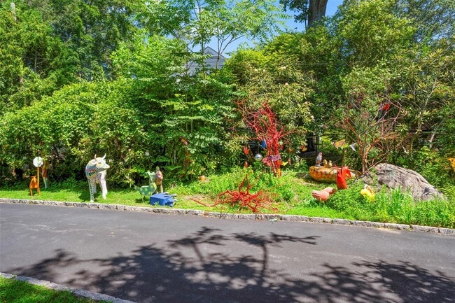 Building Photo - 400 Beechmont Dr