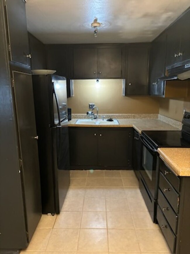 Building Photo - Clean 1 Bedroom / 1 Bathroom Condo in Cali...