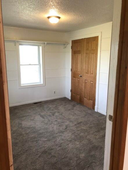 Downstair's bedroom - 115 117 Center Point Rd