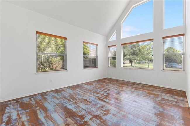 Building Photo - Spacious 4 bedroom 2 bath home with pool in Emerald Forest