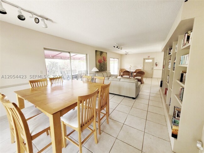 Building Photo - 7523 Greenlake Dr