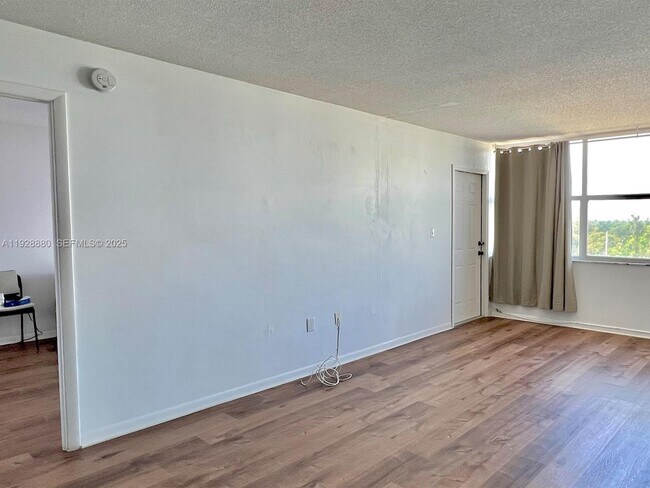 Building Photo - 1300 NE Miami Gardens Dr