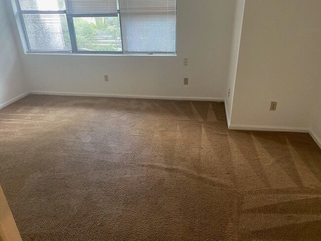 Building Photo - Cozy 2-Bedroom Townhome: Affordable Comfor...