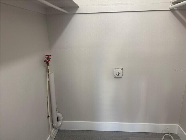 Building Photo - 4700 Cove Cir